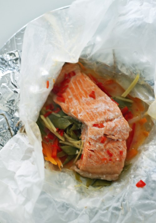 Paketista paljastuu kypsää kalaa ja mahtaviksi maustuneita kasviksia.