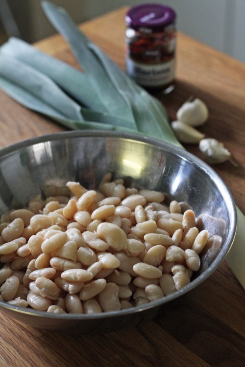 Keitä kerralla iso määrä papuja ja pakasta ne sopiviksi annoksiksi. Maultaan ne ovat aina säilykepapuja parempia.