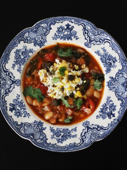 Täyteläisen keiton voi koristella keitetyllä kananmunalla, kapriksilla ja korianterilla.