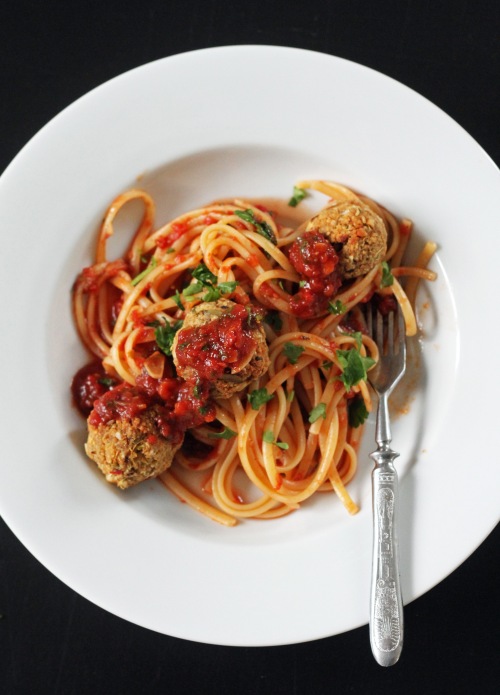 Fenkolipullia pastan kanssa? Sekoita ainakin osa tomaattikastikkeesta pastaan. 