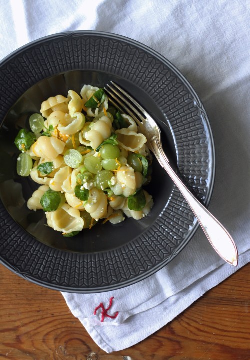 Hedelmäisen maukasta kevätpastaa, olkaa hyvät.