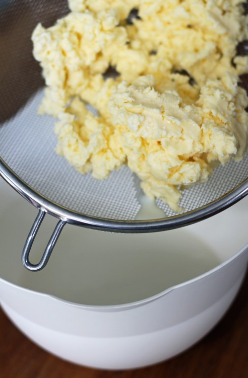 Kyllä se sieltä erottuuu! Siivilöi neste pois voista.