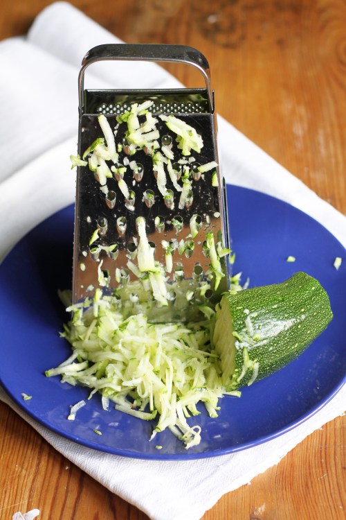 Raasta kesäkurpitsa, sekoita taikinaan ja paista.