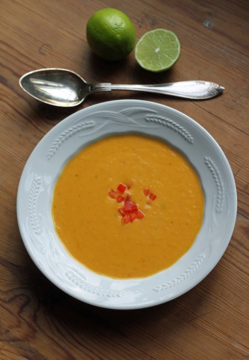 Syksyn värit. Ripottele keiton pinnalle esimerkiksi kuutioitua paprikaa. 