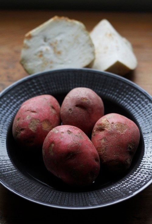 Tarvitaan jauhoisia perunoita kuten Rosamundaa ja juuriselleriä.