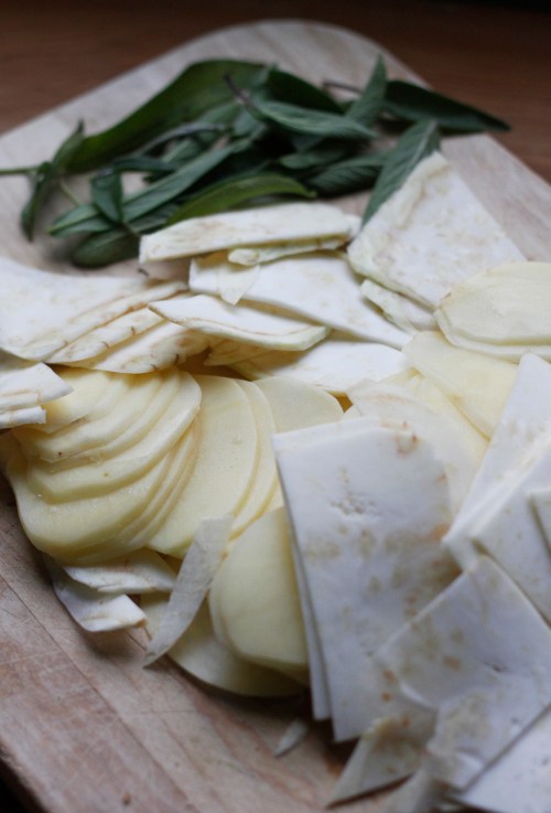 Viipaloi perunat ja sellerit mandoliinilla. Jos et sellaista omista, leikkaa juurekset terävällä veitsellä mahdollisimman ohuiksi.