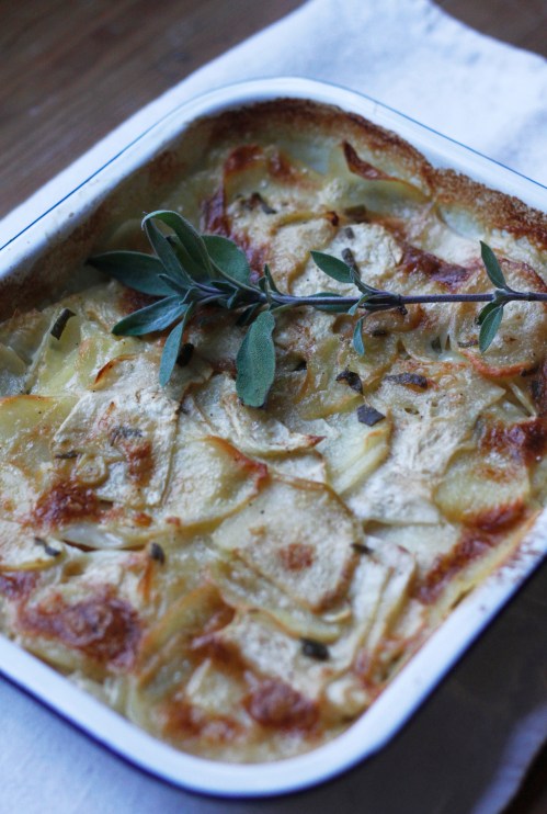 Paista salvialla maustettu vuoka kullankeltaiseksi.