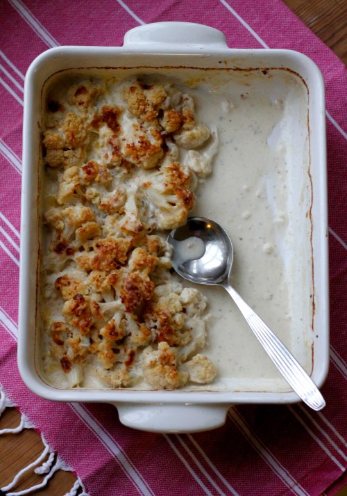 Jos et pelkää anjoviksen makua, käytä vuokaan koko rasiallinen. 