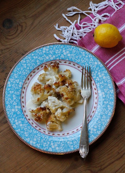 Sitruunamehu raikastaa kukkakaalipaistoksen.