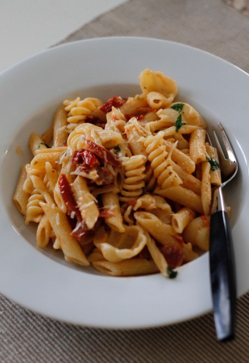 Pennet, fusillit ja gnocchit sulassa sovussa tomaattikastikkeen kanssa. 