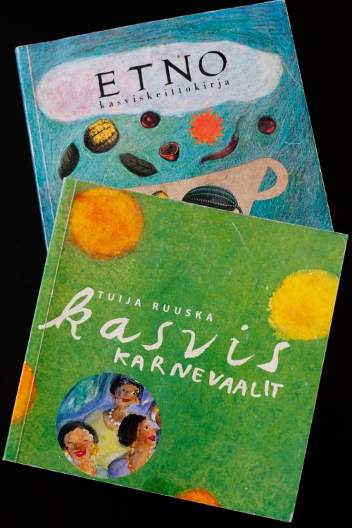 Näistä en luovu. Kirjoissa on hyviä perusreseptejä kasvisruokiin ajalta, jolloin inkivääriä ja sitruunaruohoa ei todellaakaan saanut lähikaupasta. 