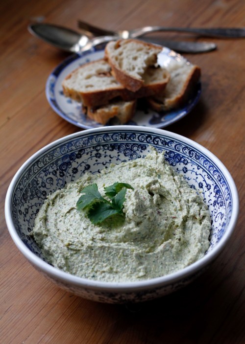 Fetadippiä ja rapeaa, tuoretta leipää.