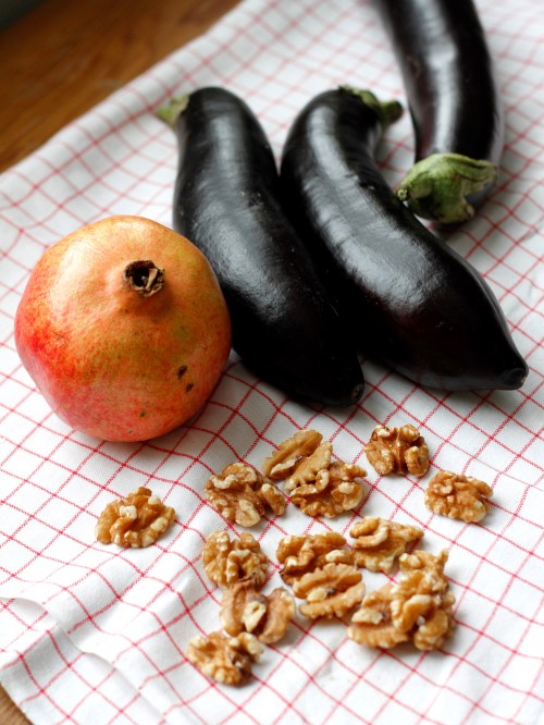 Munakoisoja, pähkinöitä, grasnaatiomenaa.