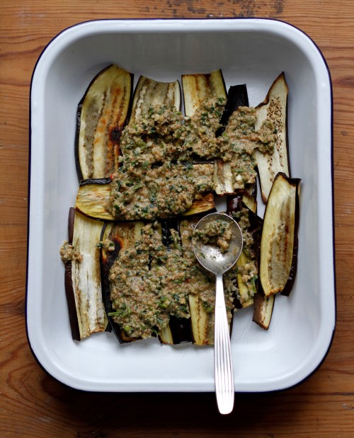 Paahda munakoisot ja lado ne vuokaan mausteseoksen kanssa kuin olisit tekemässä lasagnea.