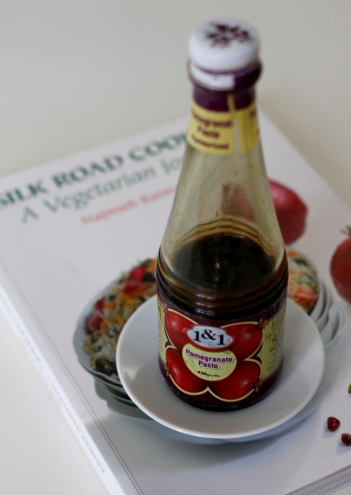 Granaattiomenakastiketta voi ostaa etnisistä ruokakaupoista. Tampereen Alanyassa Puutarhakadulla pullollinen maksaa alle kaksi euroa.