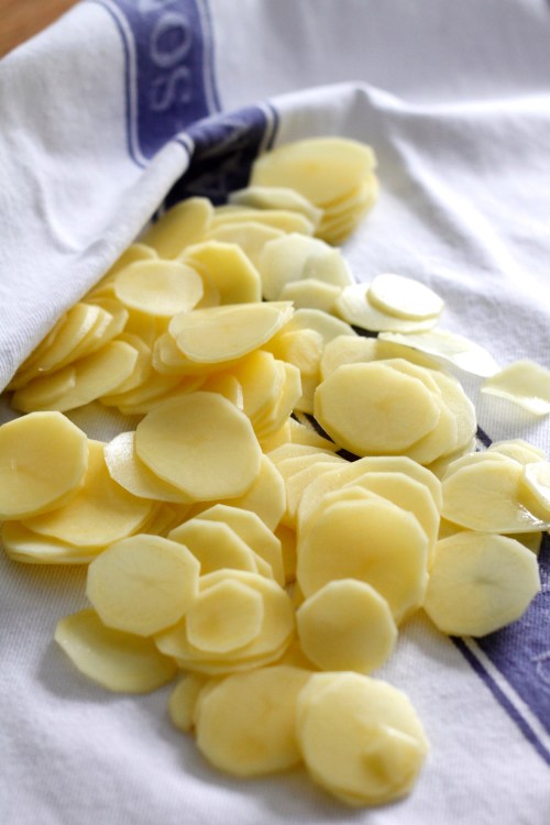 Huuhdo siivutetut perunat ja kuivaa ne keittiöpyyhkeellä.