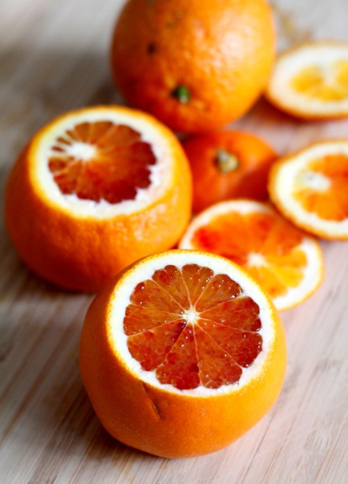 Kuori veriappelsiinit ja viipaloi ne puolikuiksi.