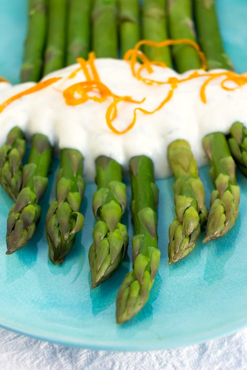 Appelsiinilla ja rakuunalla maustettu tuorejuustokastike on raikkaan kesäinen lisuke parsalle.