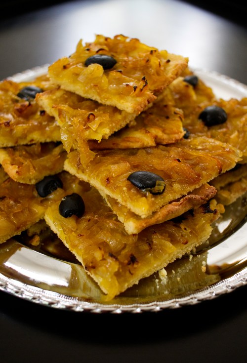 Kullankeltainen, ohutpohjainen sipulipiirakka kulkee mukavasti piknikille, mutta sopii hyvin myös alkupalaksi tai kahvipöytään.