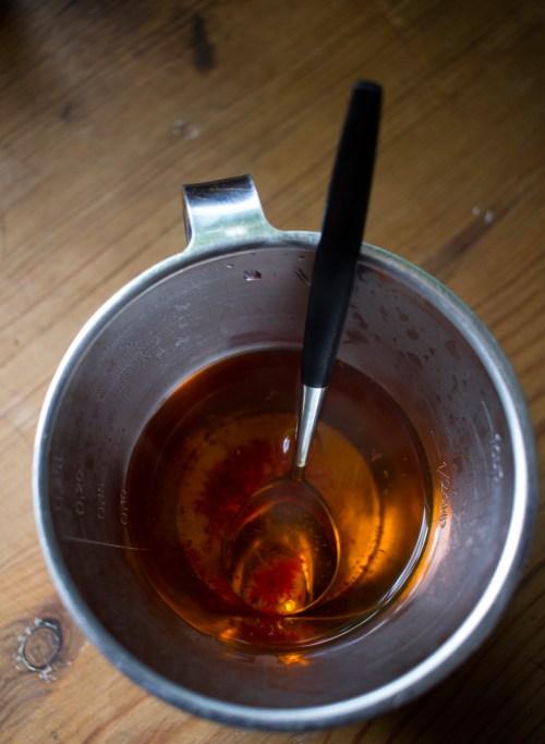 Liuota sahrami desiin kuumaa vettä.