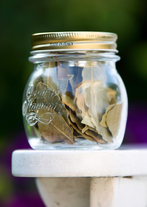 Harvaan ruokaan saa käytetty näin paljon laakerinlehtiä!