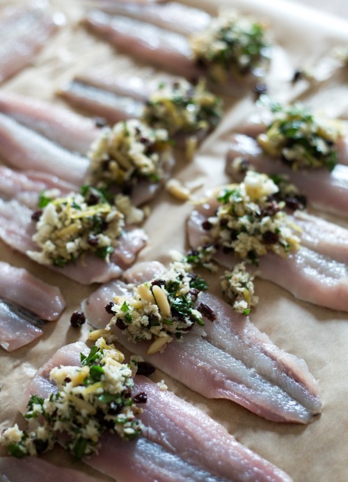 Lusikoi silakoille sopiva määrä täytettä.