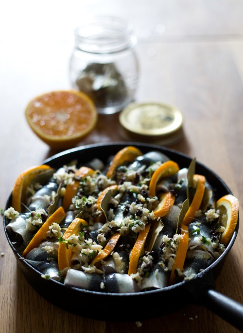 Lado rullat tiiviisti uunivuokaan tai pannulle. Purista vielä päälle appelsiinimehua.