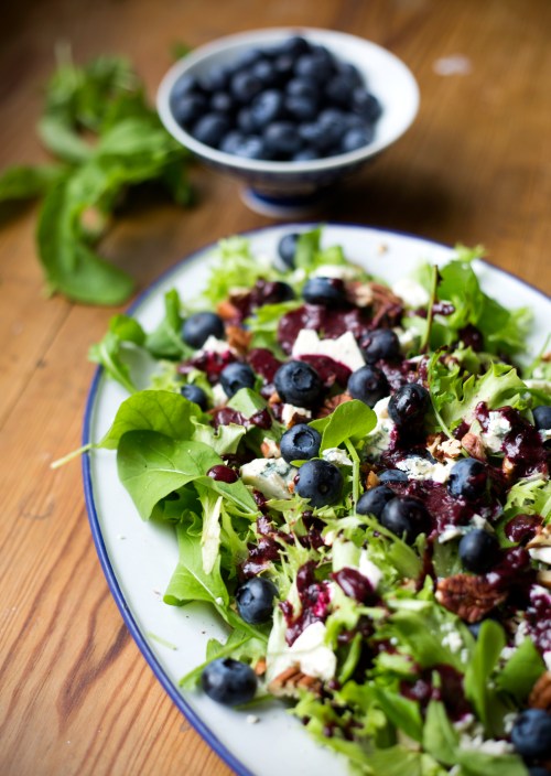 Sekoita mustikoita, paahdettuja pähkinöitä ja sinihomejuustoa salaatin ja rucolan kanssa.