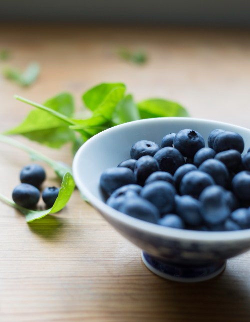 Mökkimetsän mustikoista syntyi herkullinen salaatti. Nyt piti ostaa kourallinen pensasmustikoita.