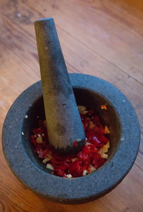 Järeä mortteli on mainio kodinkone. Jos et jaksa hiertää mausteita käsin, sekoita ne tahnaksi monitoimikoneessa.